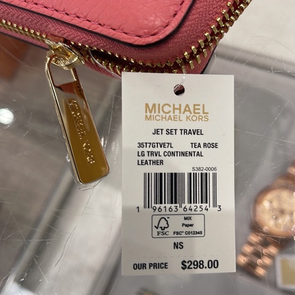 MICHAEL KORS LARGE TRAVEL CONTINENTAL WRISTLET WALLET
COLOR: TEA ROSE NWT - Picture 14 of 16